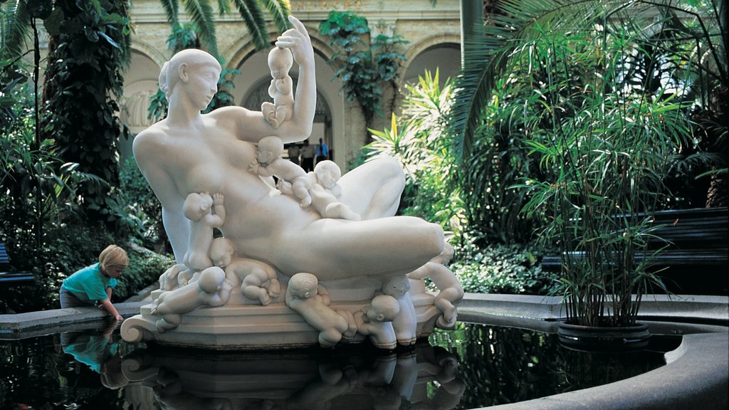 Ny Carlsberg Glyptotek que inclui um jardim, arte ao ar livre e uma estátua ou escultura