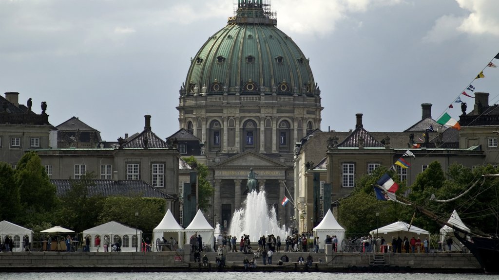 Amalienborg Palace which includes heritage architecture, château or palace and a city