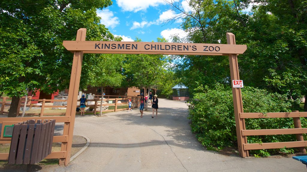 Saskatoon caracterizando animais de zoológico, sinalização e um parque