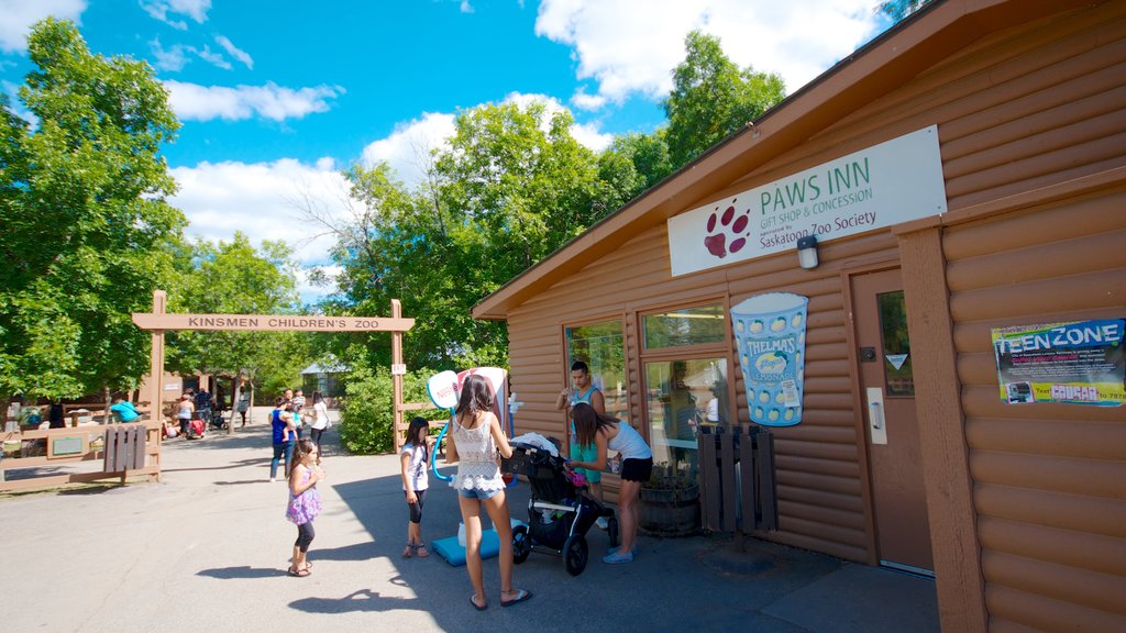 Saskatoon caracterizando animais de zoológico e sinalização assim como uma família