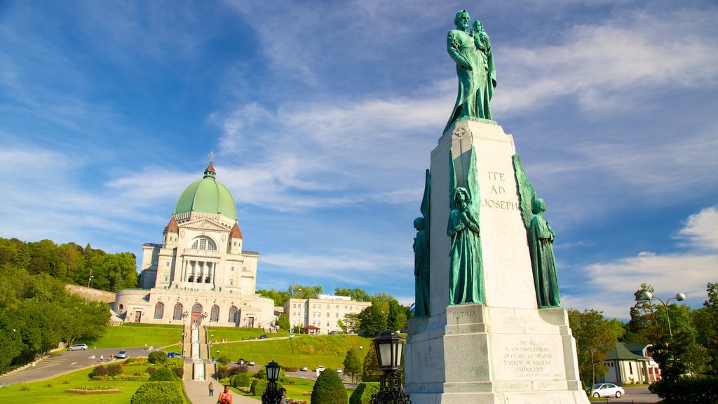 Saint Joseph\'s Oratory som visar historisk arkitektur, konst och en staty eller skulptur