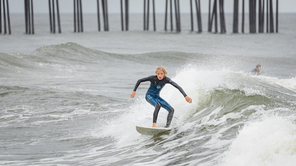 Ocean City Beach que incluye olas, vistas generales de la costa y surf