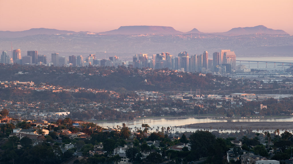 Californie du Sud montrant coucher de soleil, panoramas et ville