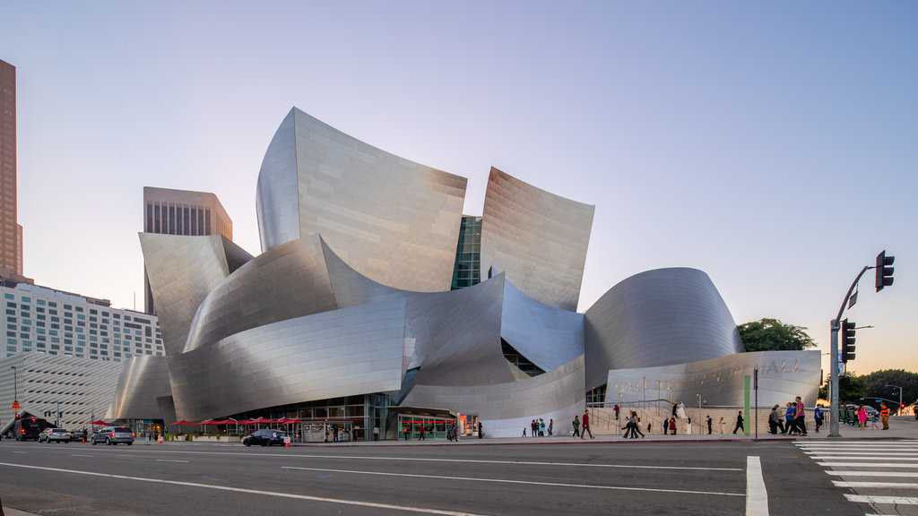 Walt Disney Concert Hall inclusief moderne architectuur en een zonsondergang