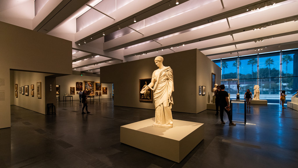 Museo de Arte del Condado de Los Ángeles ofreciendo una estatua o escultura, arte y vista interna