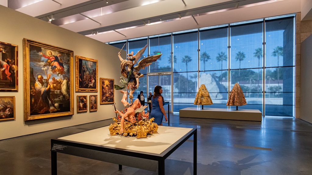 Museo de Arte del Condado de Los Ángeles que incluye arte y vistas interiores