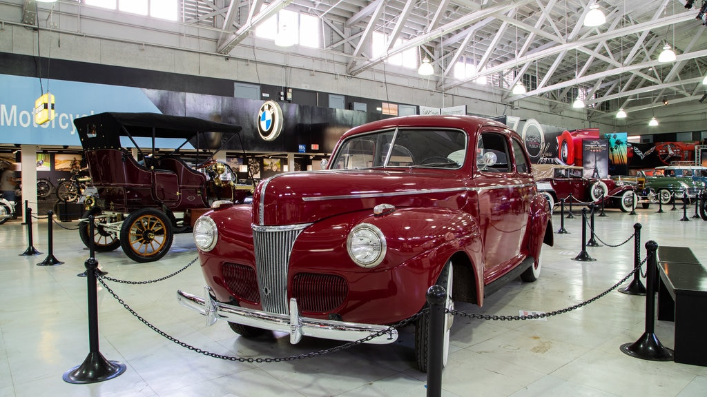 Museo Automotriz de San Diego mostrando elementos del patrimonio y vistas interiores