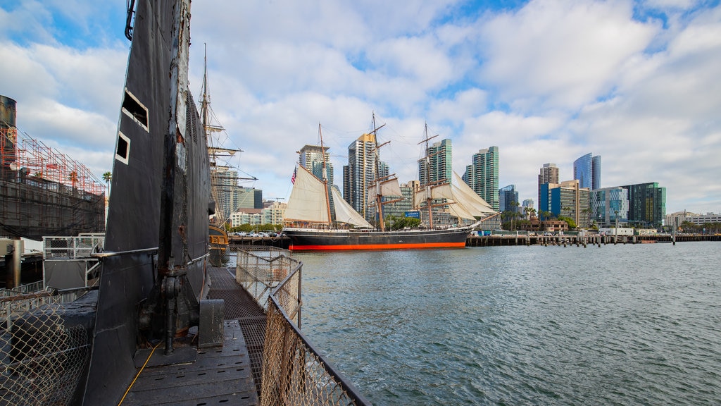 Museo Marítimo de San Diego mostrando una bahía o puerto, elementos del patrimonio y una ciudad