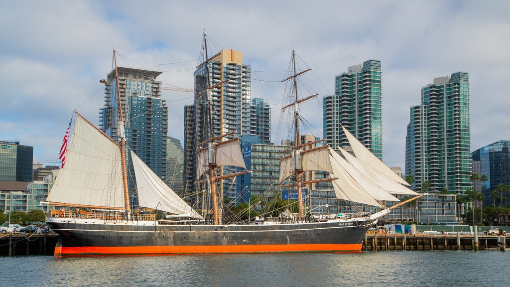 Museo Marítimo de San Diego mostrando una ciudad, elementos del patrimonio y una bahía o puerto