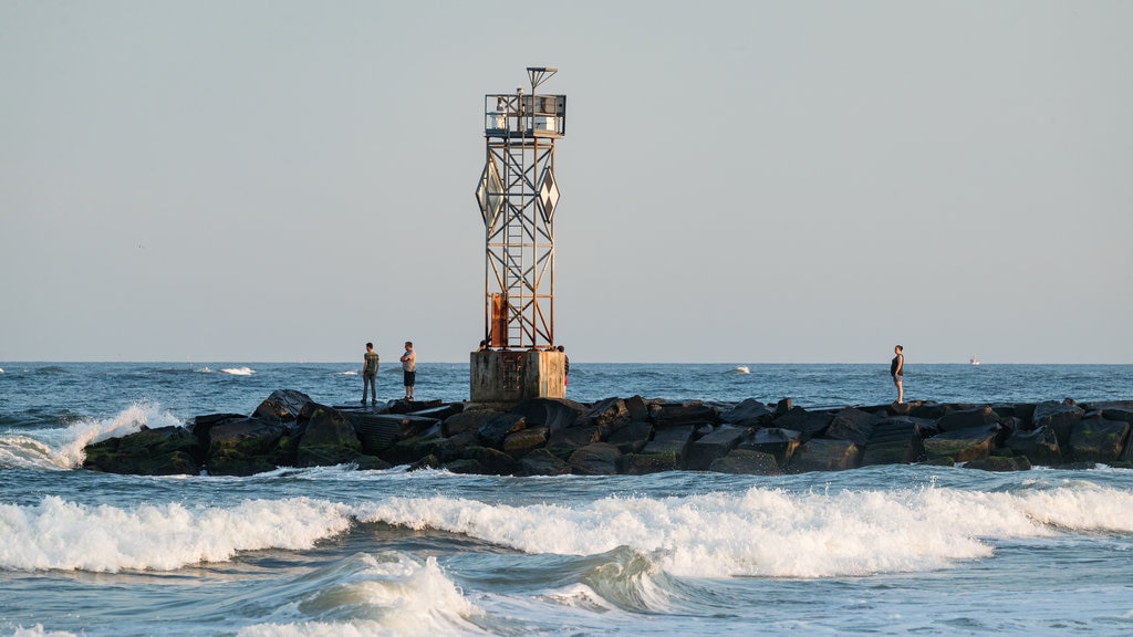 Strand van Ocean City toont algemene kustgezichten en surfen