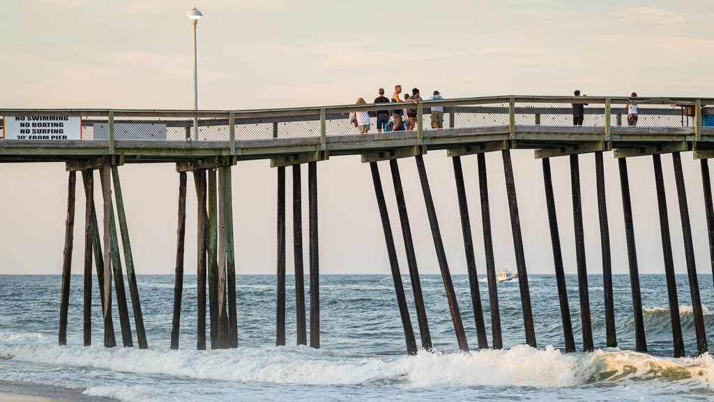 Strand van Ocean City bevat golven en algemene kustgezichten en ook een klein groepje mensen