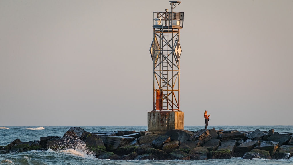 Strand van Ocean City bevat algemene kustgezichten en ook een vrouw