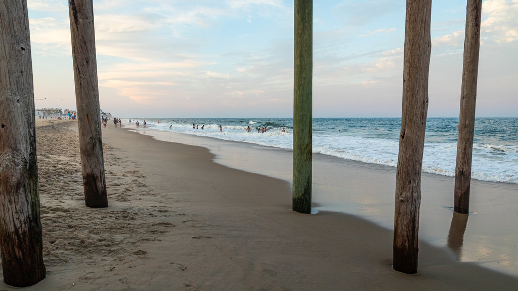 Ocean City Beach que incluye una puesta de sol, una playa de arena y vistas generales de la costa