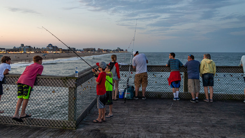 Ocean City Beach que incluye pesca, vistas generales de la costa y una puesta de sol