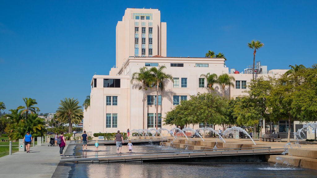 Waterfront Park which includes a fountain