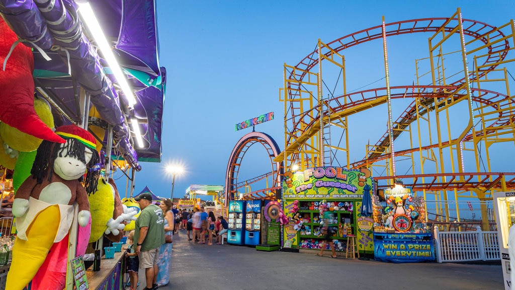 Parque de atracciones Jolly Roger at the Pier que incluye paseos y escenas nocturnas