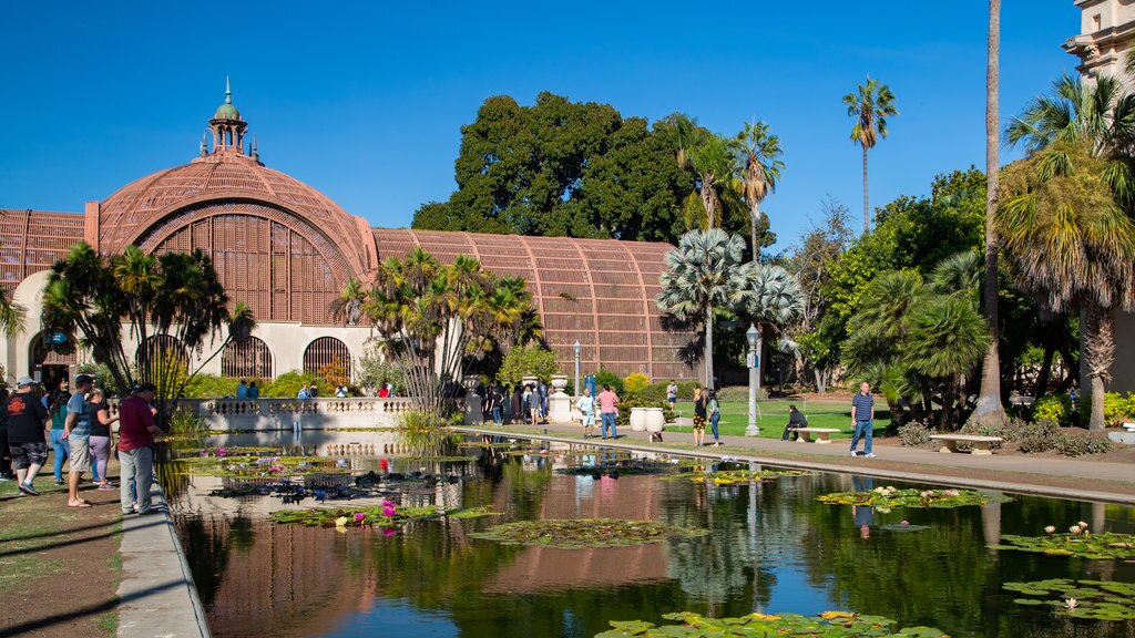 Edificio Botánico mostrando un estanque