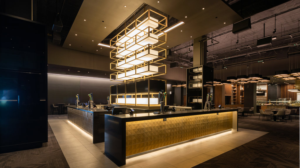 Downtown Los Angeles toont een bar en interieur