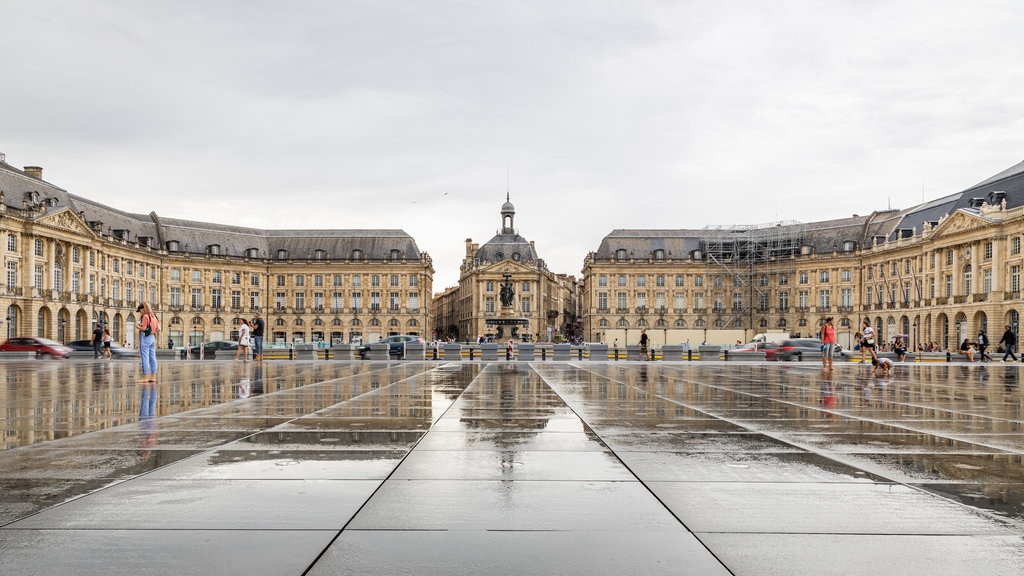 Place de la Bourse que incluye una plaza, arquitectura patrimonial y una ciudad