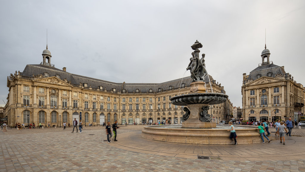 Place de la Bourse que incluye arquitectura patrimonial, una ciudad y una fuente