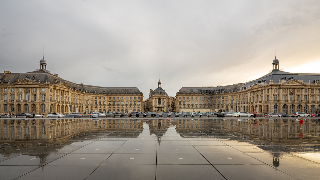 Place de la Bourse montrant square ou place, ville et patrimoine architectural