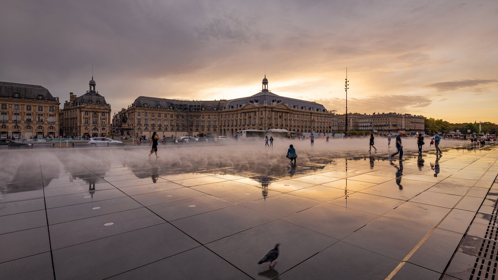 Place de la Bourse caracterizando uma praça ou plaza, neblina e arquitetura de patrimônio