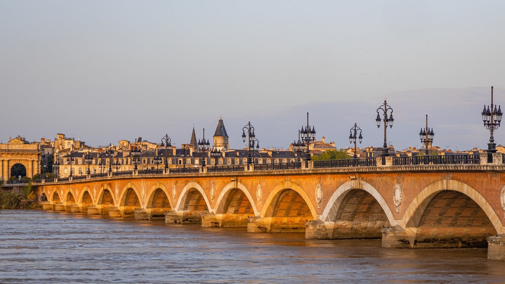 Pont de Pierre ofreciendo un puente y un río o arroyo