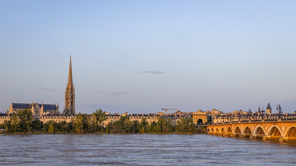 Pont de Pierre ofreciendo un río o arroyo y una ciudad