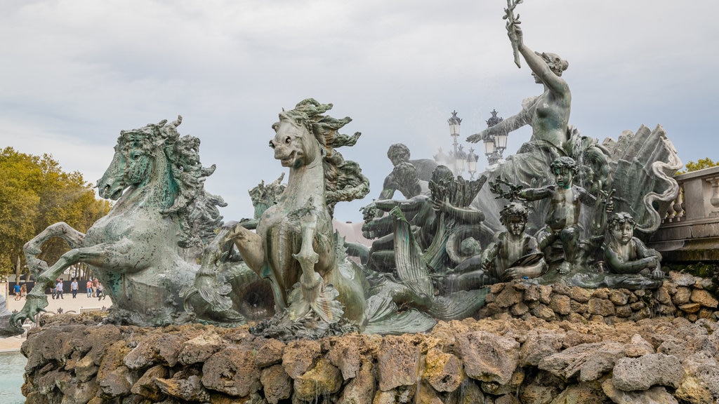 Place des Quinconces mettant en vedette une fontaine et une statue ou une sculpture