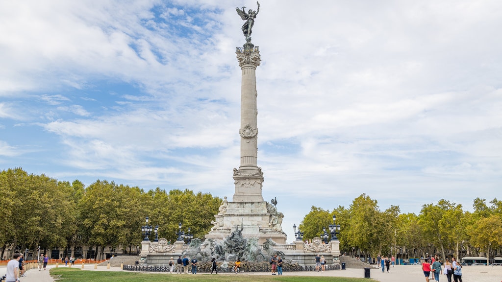 Place des Quinconces showing a monument