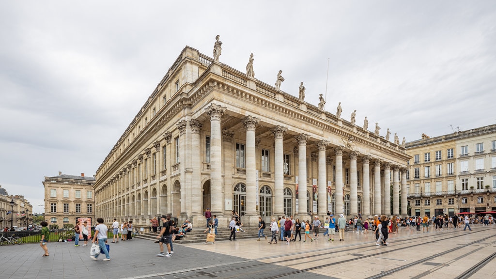 Grand-Théâtre Nationale Opera i Bordeaux som viser historiske bygningsværker, en plads eller et torv og gadeliv