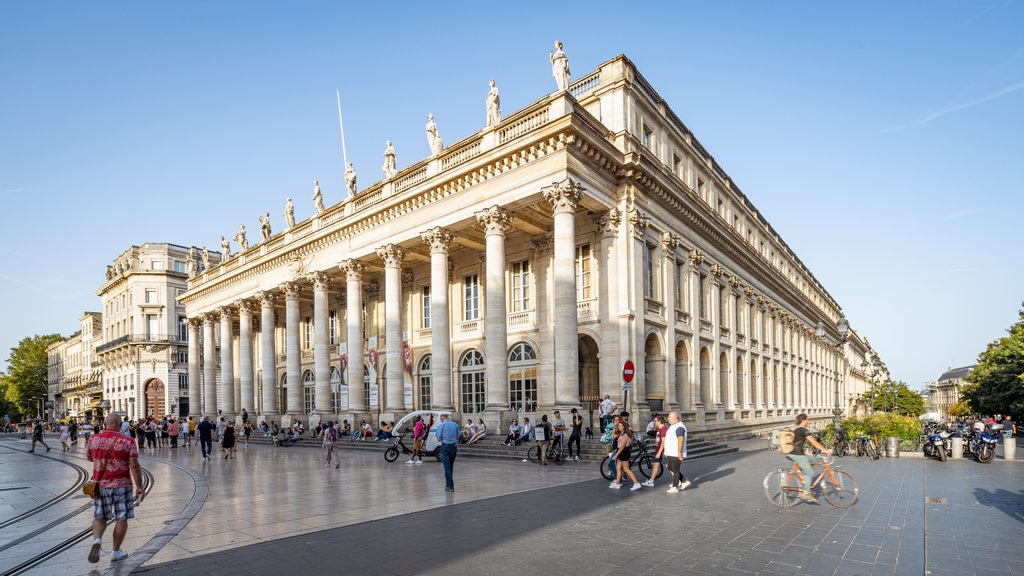 Grand-Théâtre Nationale Opera i Bordeaux som omfatter en plads eller et torv, gadeliv og historiske bygningsværker