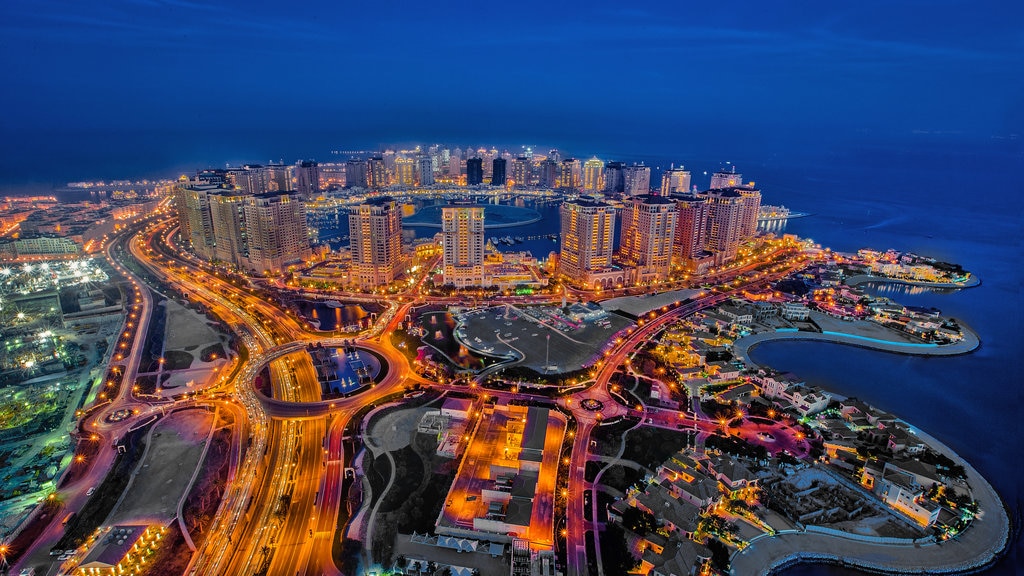 The Pearl-Qatar que incluye una ciudad costera, escenas nocturnas y una bahía o puerto