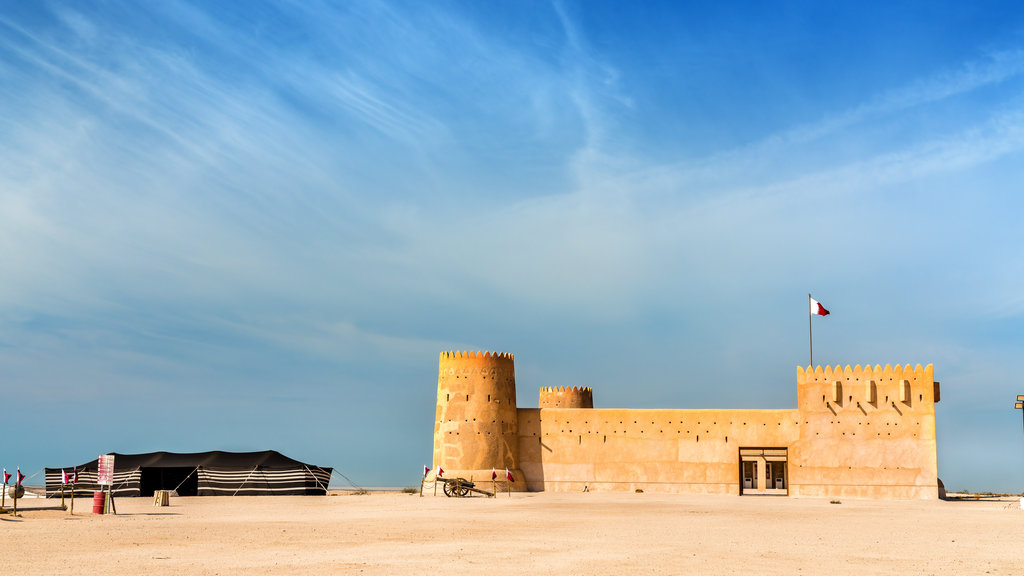 Sítio arqueológico Al Zubarah mostrando um pequeno castelo ou palácio e arquitetura de patrimônio