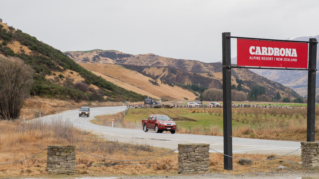 Cardrona Alpine Resort que incluye señalización y escenas tranquilas