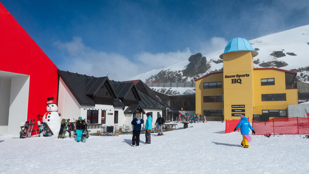 Cardrona Alpine Resort mostrando neve assim como um pequeno grupo de pessoas