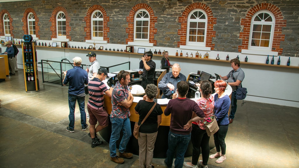 Seppeltsfield mostrando vistas interiores y también un pequeño grupo de personas