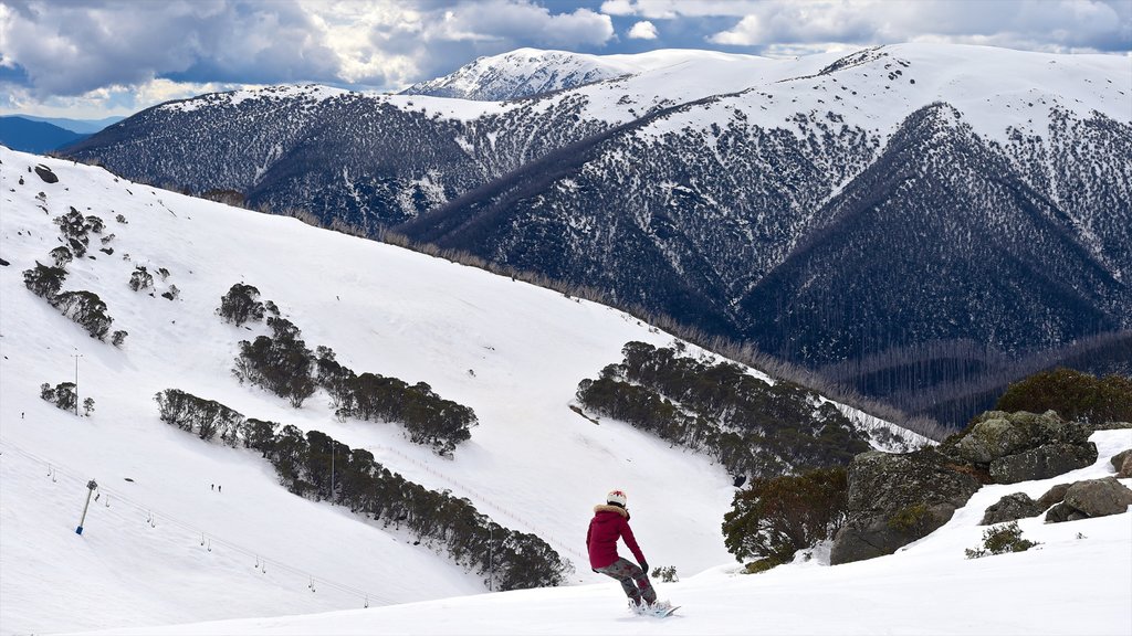 Falls Creek mostrando nieve, montañas y vista panorámica