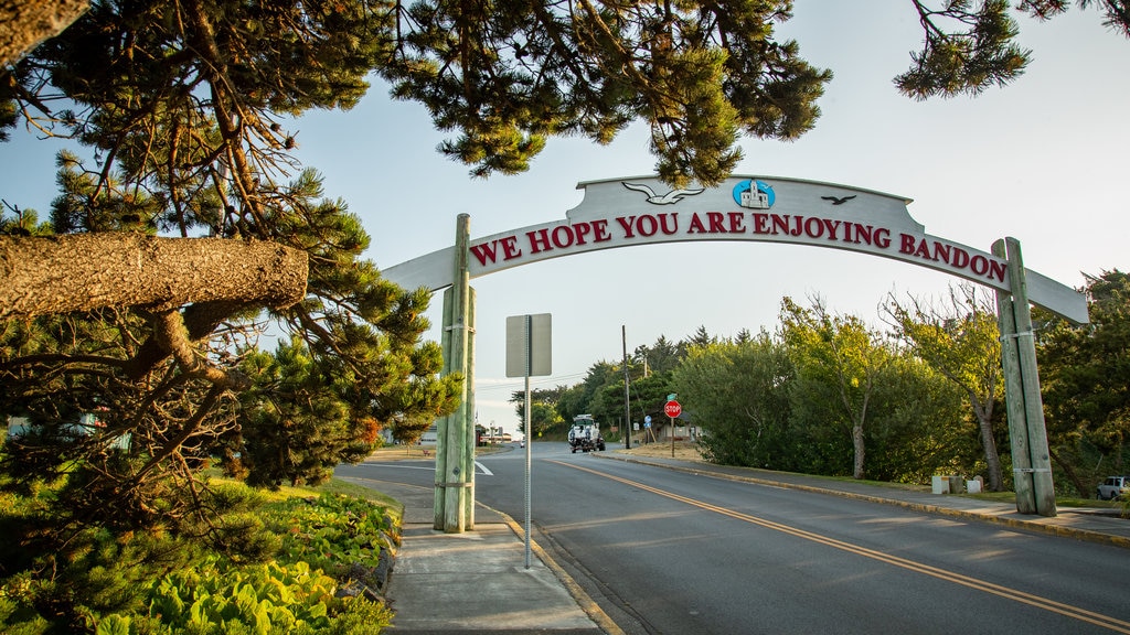 Bandon featuring signage