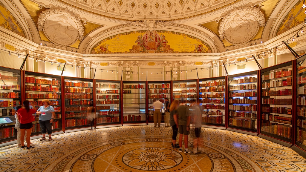 Biblioteca do Congresso caracterizando vistas internas assim como um pequeno grupo de pessoas