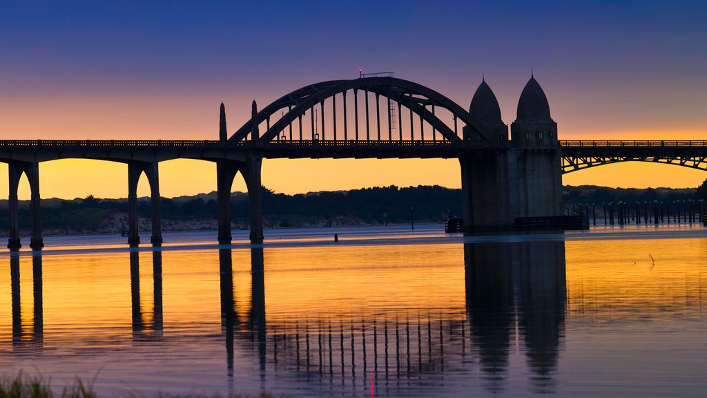 Florence som viser en flod eller et vandløb, en solnedgang og en bro