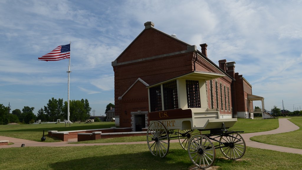 Fort Smith showing a house and heritage elements