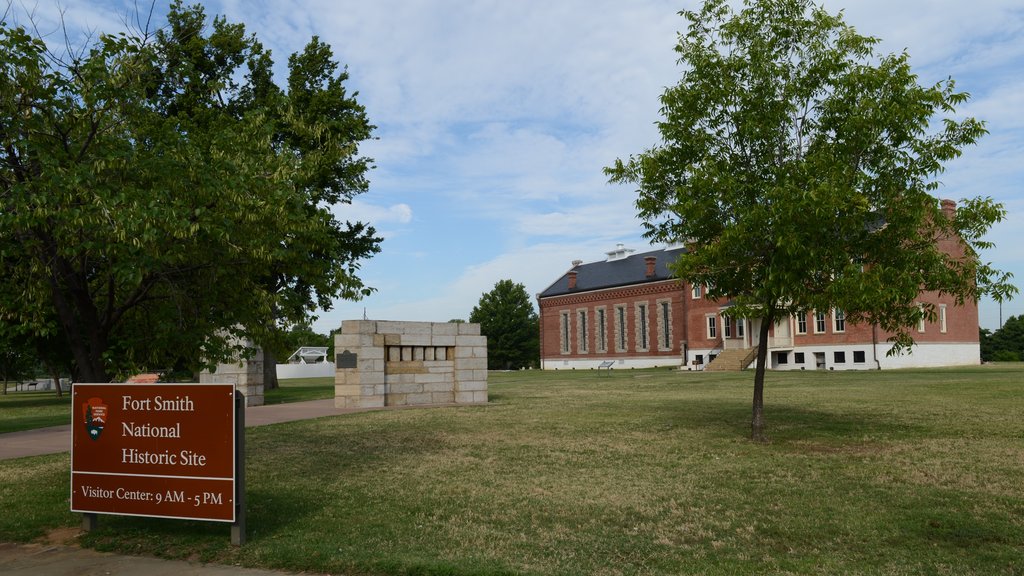 Fort Smith National Historic Site mostrando elementos patrimoniales, señalización y una casa