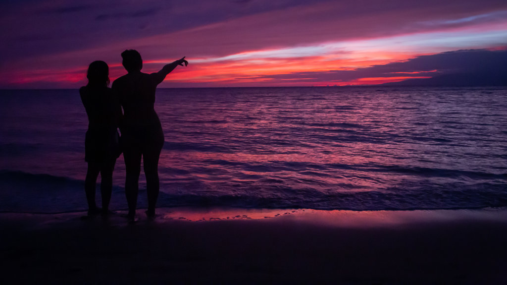 Maui que inclui um pôr do sol e paisagens litorâneas assim como um casal