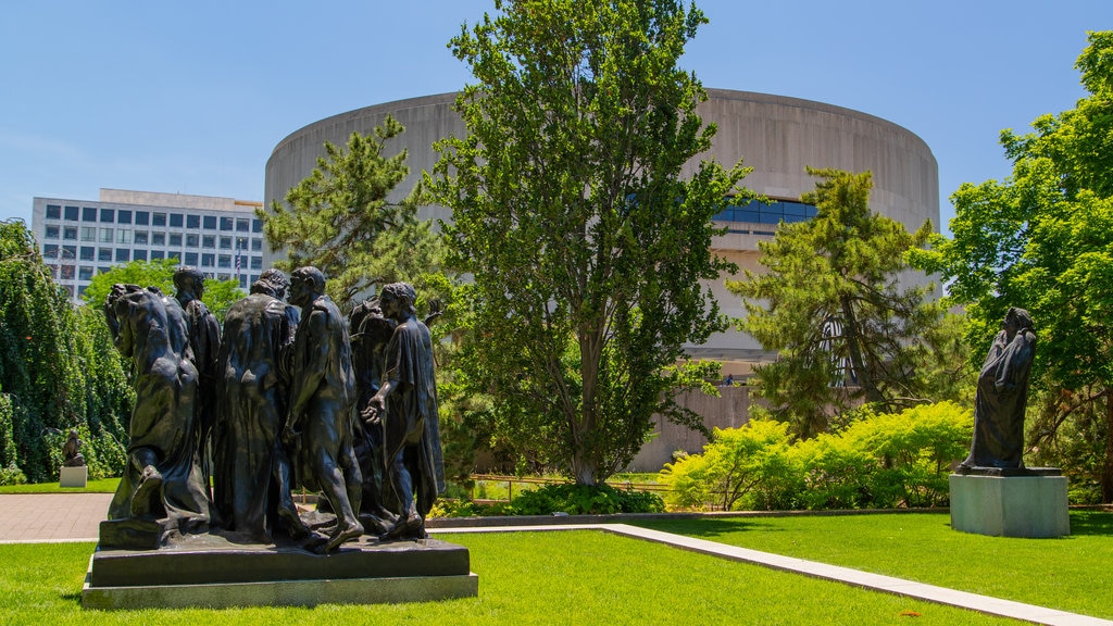 Museo y jardín de esculturas Hirshhorn ofreciendo un jardín y una estatua o escultura