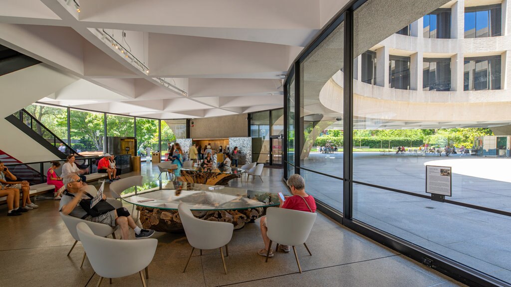 Museo y jardín de esculturas Hirshhorn ofreciendo vistas interiores y también un pequeño grupo de personas