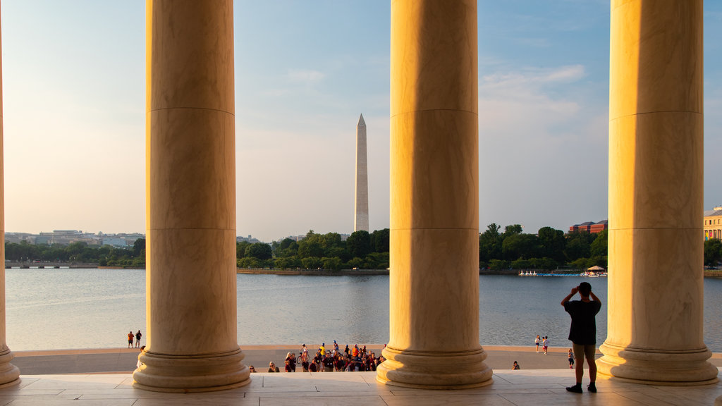 Jefferson Memorial mostrando tramonto, monumento e lago o sorgente d\'acqua