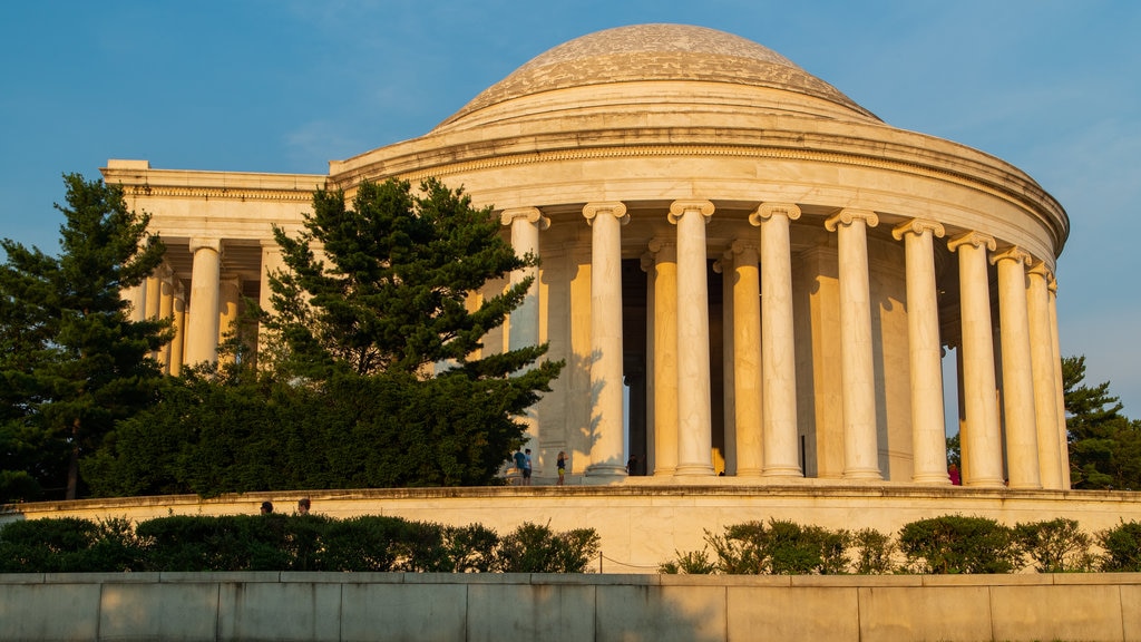 Monumento a Jefferson ofreciendo un edificio administrativo y arquitectura patrimonial