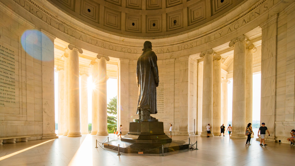 Jefferson-mindesmærket som viser interiør, en administrativ bygning og en statue eller en skulptur