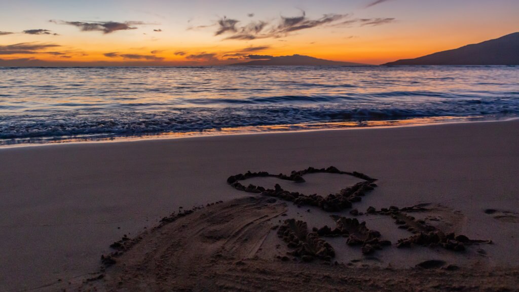 Kihei inclusief een zonsondergang, algemene kustgezichten en een strand